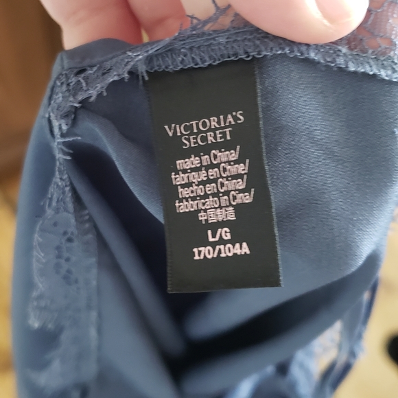 Lingerie Slip - Picture 2 of 7